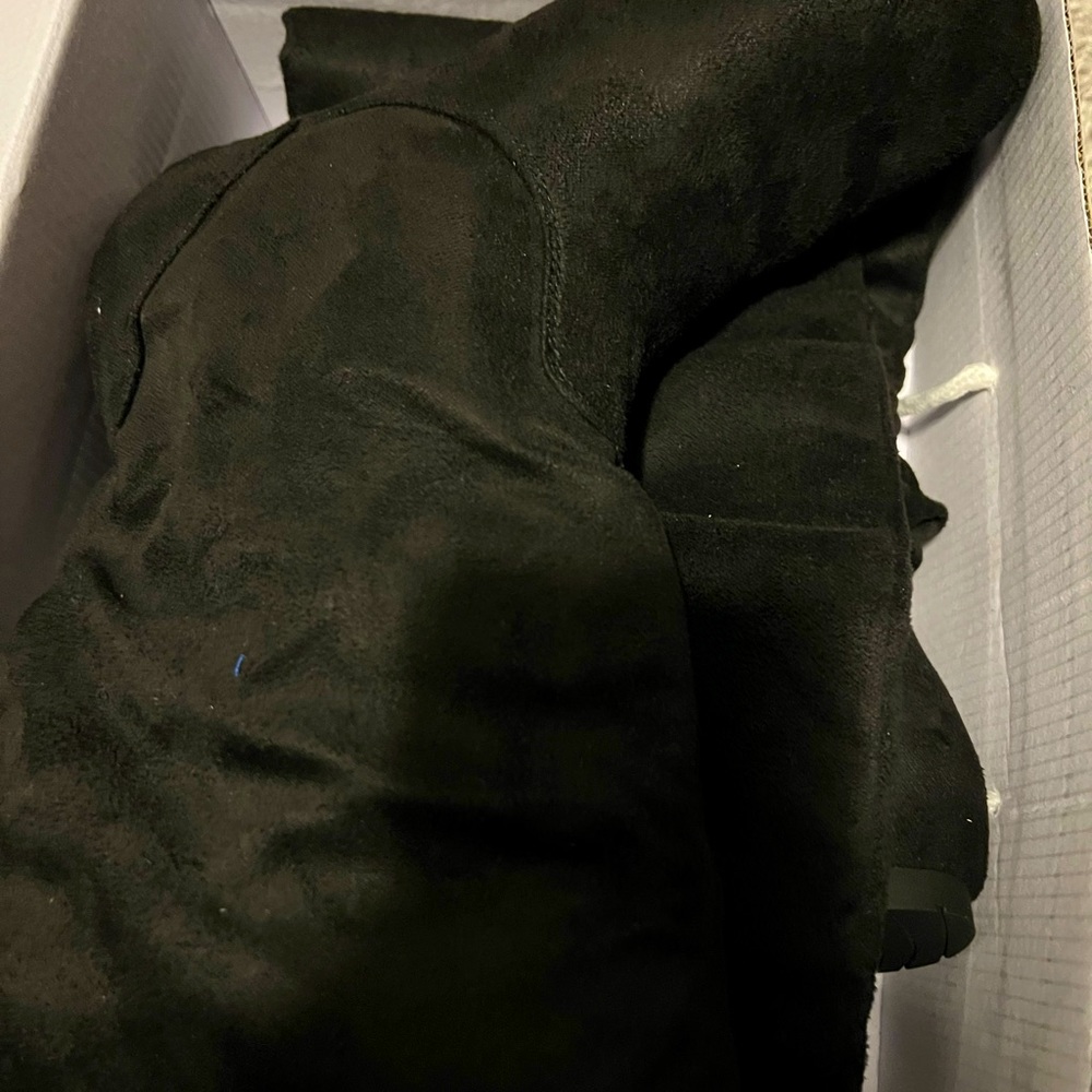 NWT. Knee high. Black Suede